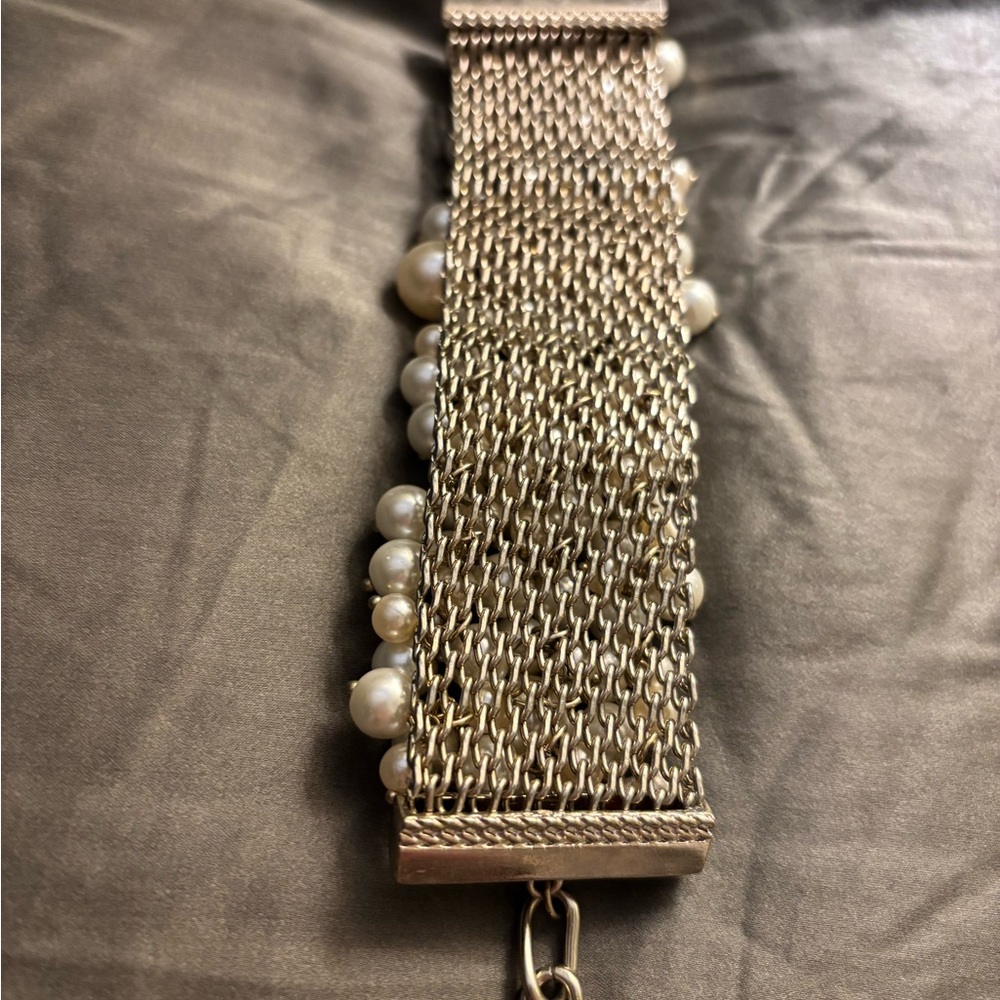 Elegant Pearl Bracelet Breakfast at Tiffany’s vibe - Picture 2 of 4